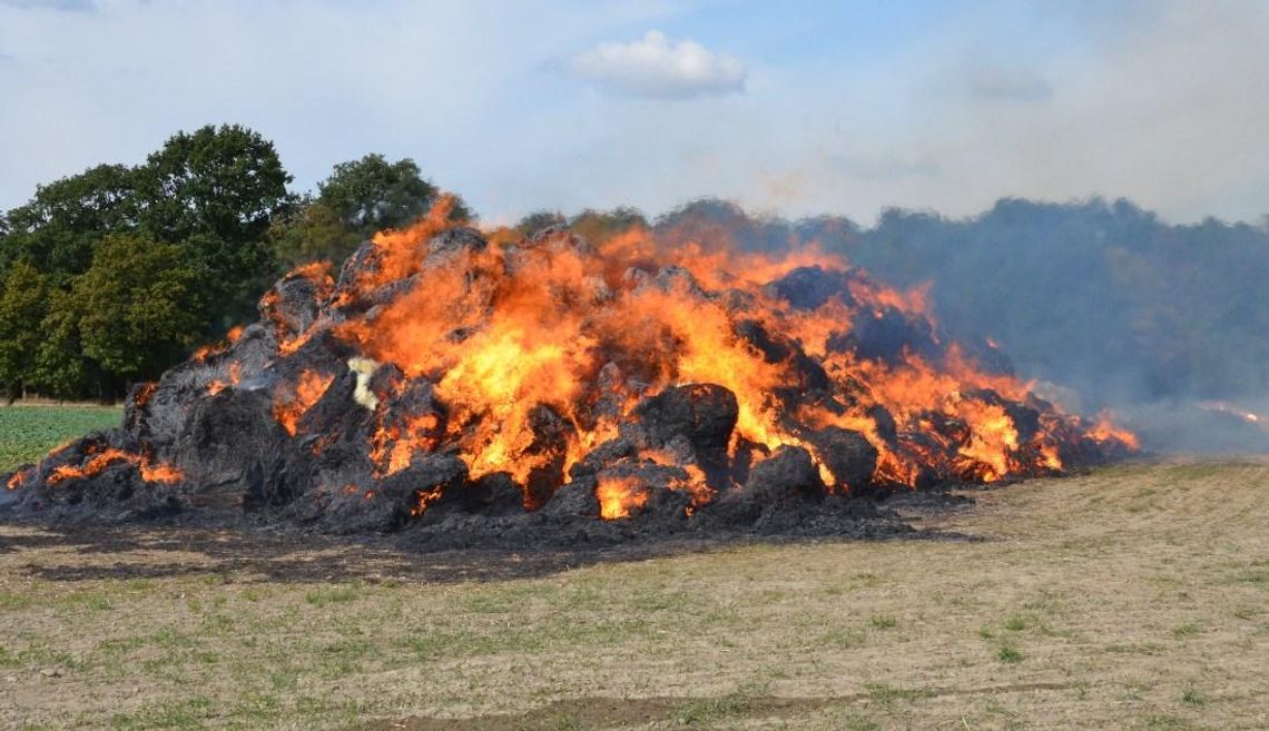 Podpalacz uderzył ponownie. Kilkadziesiąt ton słomy stanęło w ogniu. WIDEO. FOTO