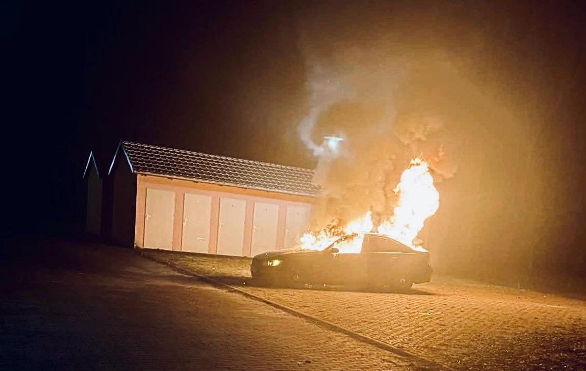 Podpalili BMW, bo byli w konflikcie z ich właścicielem. Policjanci zatrzymali 69-latka i 54-latkę