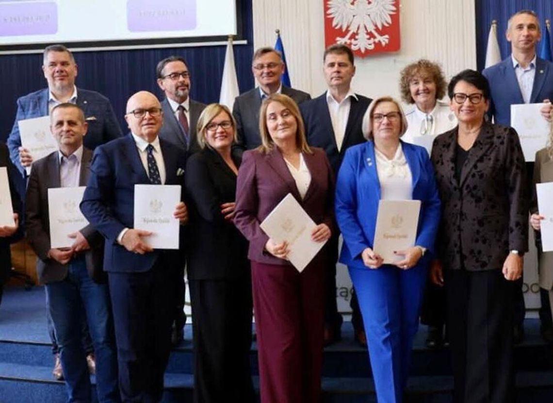 Podpisano umowy na remonty dróg w powiecie kędzierzyńsko-kozielskim. Ponad 1,8 mln zł dofinansowania Podpisano umowy na remonty dróg w powiecie kędzierzyńsko-kozielskim. Ponad 1,8 mln zł dofinansowania