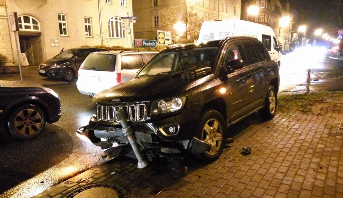 Podwójna kolizja w Koźlu. Jeep zjechał na chodnik i ściął metalowe słupki. ZDJĘCIA