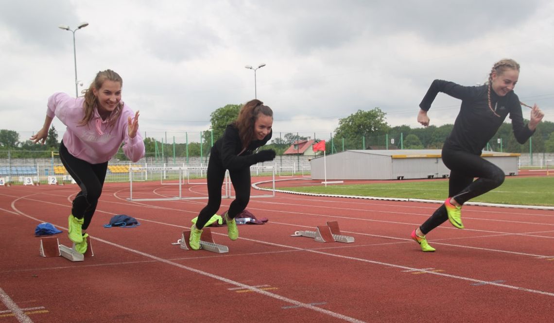 Pogoda nie ostudziła ich zapału. Drużynowe wojewódzkie zawody lekkoatletyczne w Kędzierzynie-Koźlu