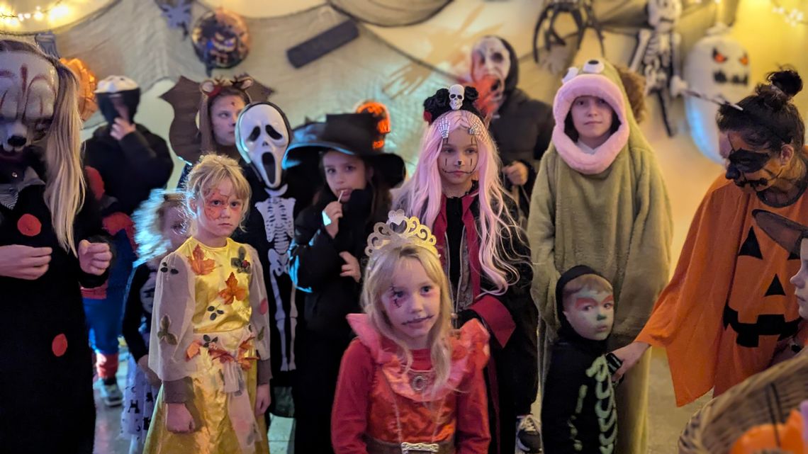 Pogoda postraszyła, ale nie zniechęciła. Halloween na osiedlu Kuźniczka Pogoda postraszyła, ale nie zniechęciła. Halloween na osiedlu Kuźniczka