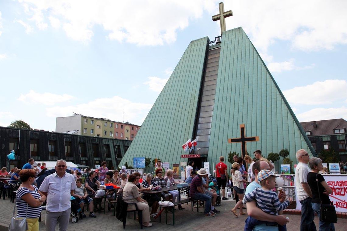 Pogorzelec bawi się na festynie przy kościele. Jest wesoło i rodzinnie. ZDJĘCIA