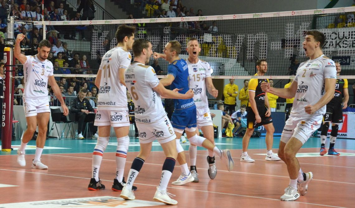 Pokaz siły mistrzów Polski. Grupa Azoty ZAKSA pokonała PGE Skrę Bełchatów. ZDJĘCIA