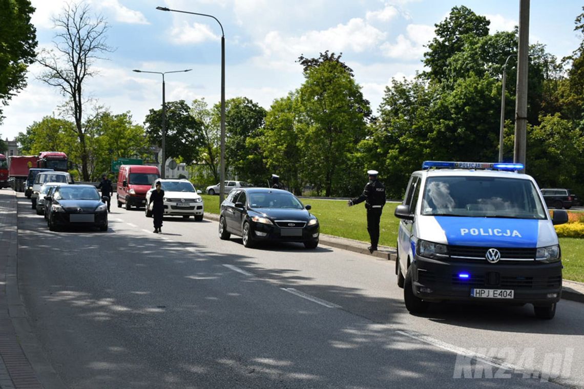 Policja sprawdza, czy zbieg nie ukrywa się w wyjeżdżających z Koźla samochodach. Obława trwa