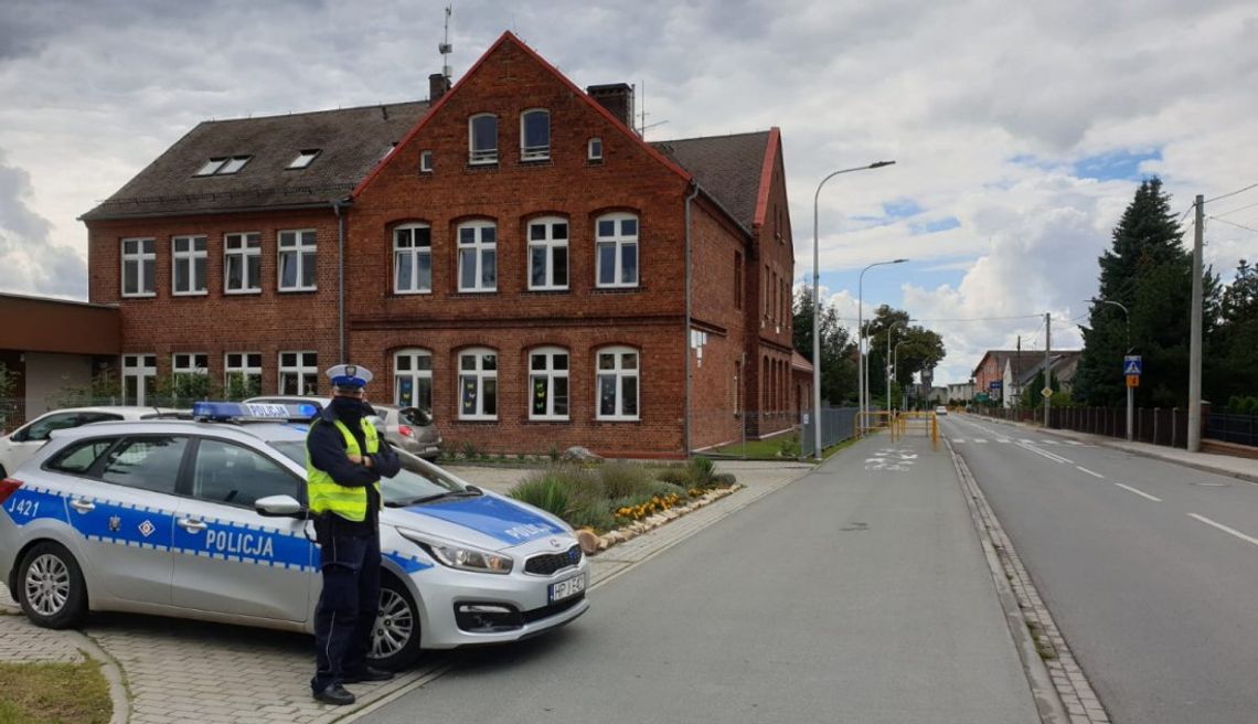 Policjanci dbają o bezpieczeństwo uczniów. Więcej patroli przy szkołach i na drogach dojazdowych