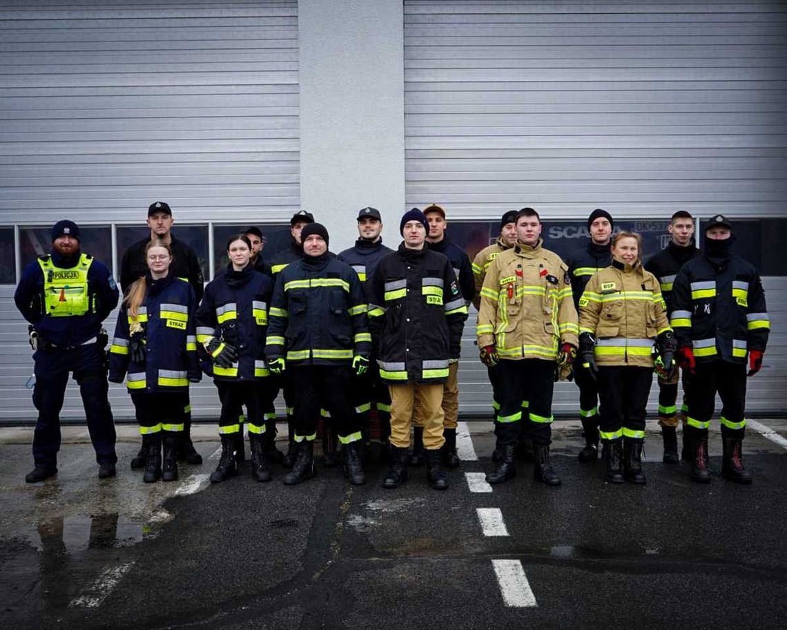 Policjanci drogówki szkolą strażaków OSP. Cel to zwiększenie bezpieczeństwa podczas akcji ratowniczych