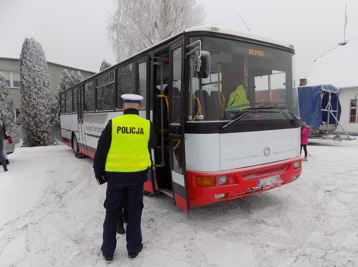 Policjanci i inspektorzy WITD kontrolują autokary, które zabierają dzieci na zimowy wypoczynek