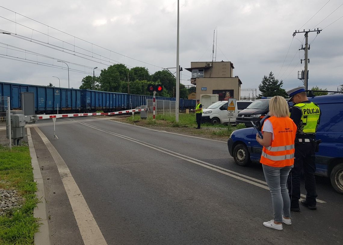 Policjanci i pracownicy kolei przeprowadzili akcję profilaktyczną na przejazdach kolejowych