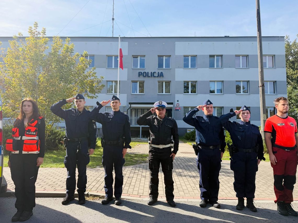 Policjanci i ratownicy z Kędzierzyna-Koźla uczcili pamięć tragicznie zmarłego kolegi. 29-latek zginął podczas służby Policjanci i ratownicy z Kędzierzyna-Koźla uczcili pamięć tragicznie zmarłego kolegi. 29-latek zginął podczas służby