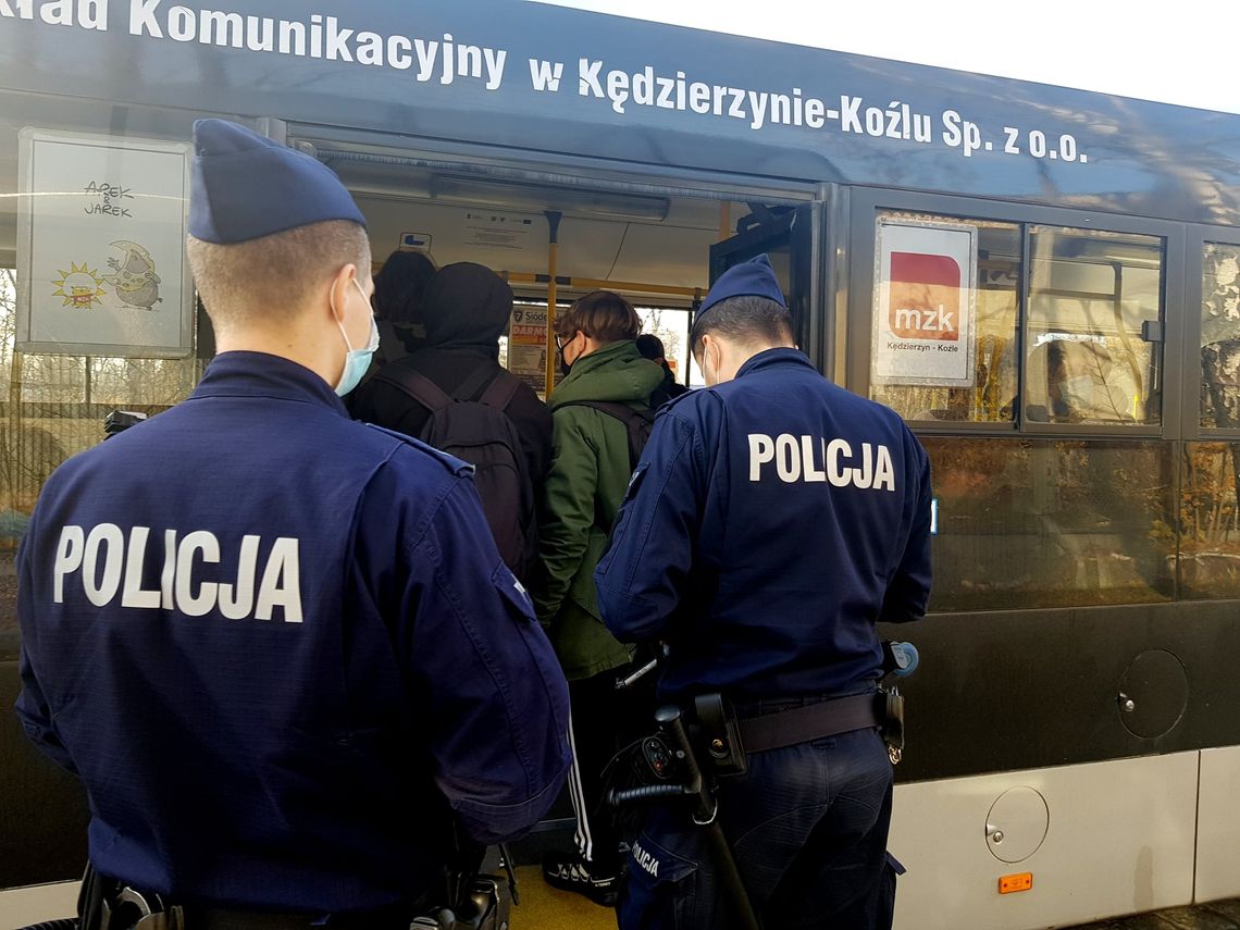 Policjanci kontrolowali, czy mieszkańcy stosują się do obowiązku zasłaniania ust i nosa w autobusach