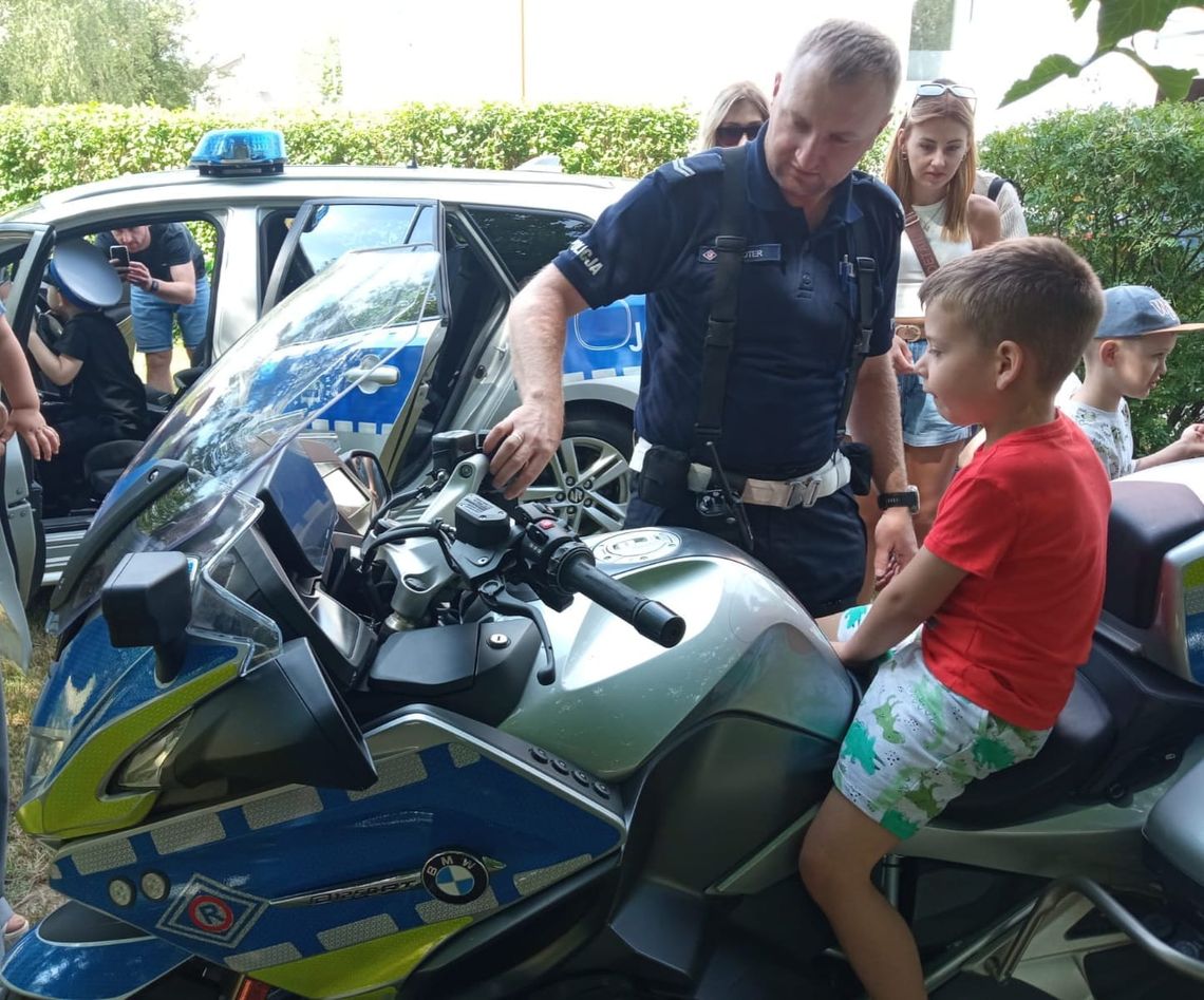 Policjanci na festynie rodzinnym w przedszkolu. Rozmawiali o bezpieczeństwie i zachęcali do wstąpienia w ich szeregi