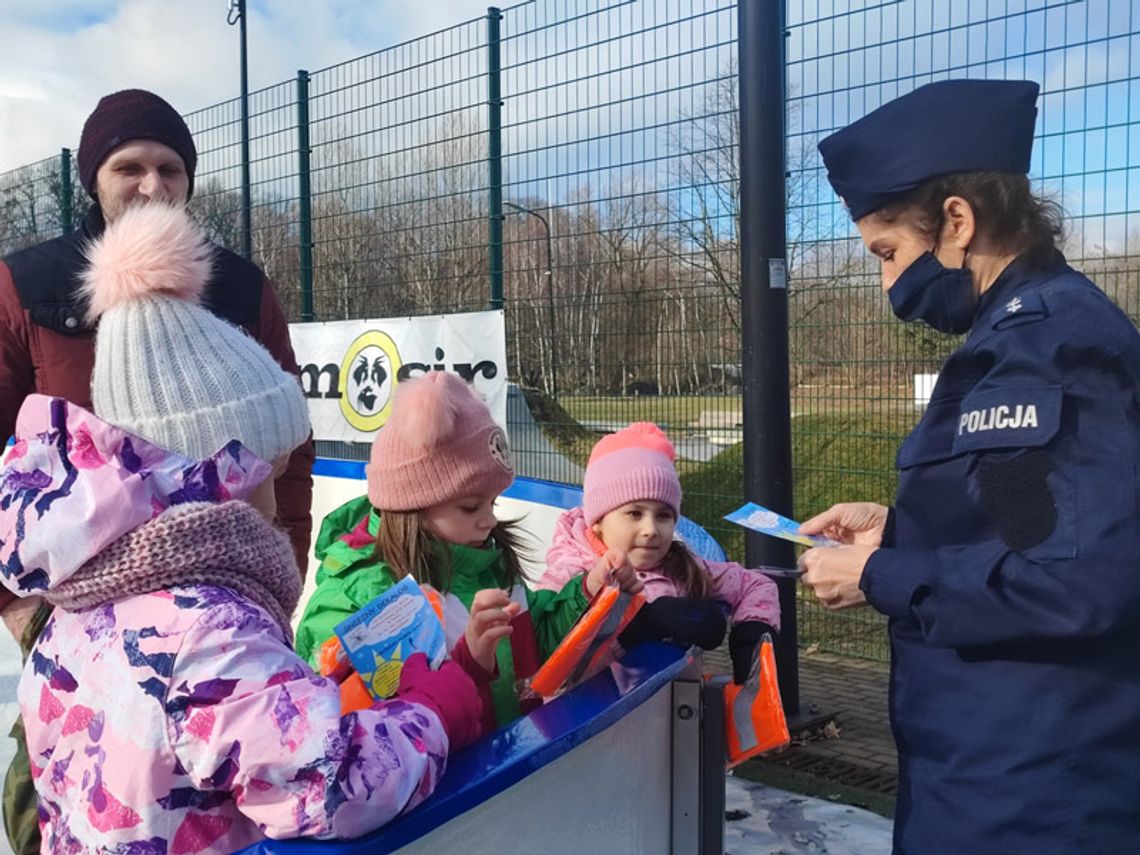 Policjanci na lodowisku. Rozmawiali z dziećmi o bezpieczeństwie podczas zimowego wypoczynku