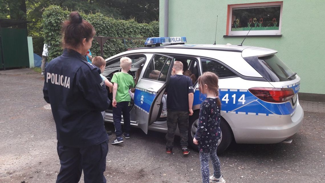 Policjanci odwiedzili dzieci w przedszkolu. Była zabawa, ale też cenna lekcja bezpieczeństwa