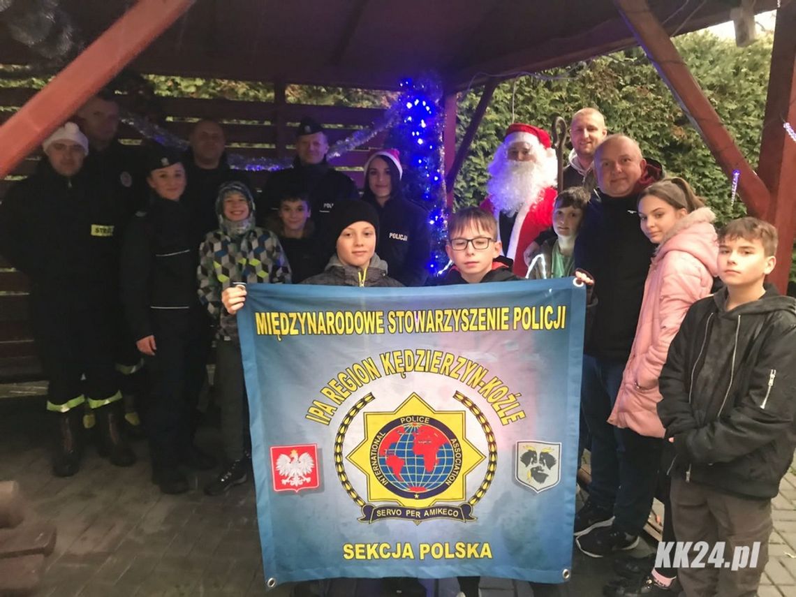 Policjanci oraz strażacy ze Sławięcic zorganizowali mikołajki dla podopiecznych z Domu Dziecka