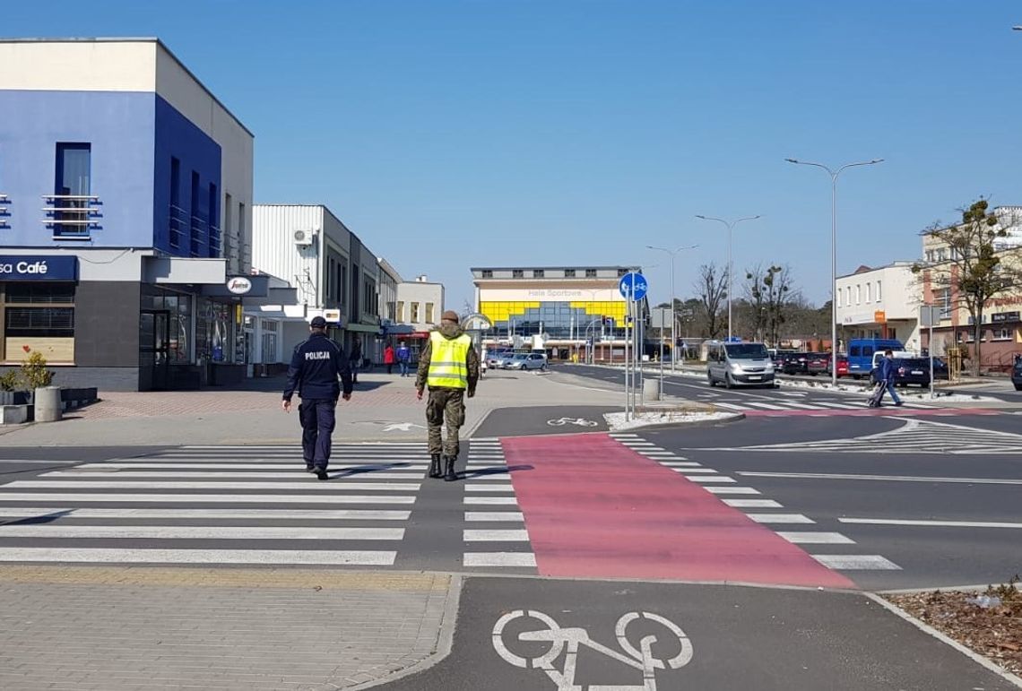 Policjanci patrolują ulice razem z żołnierzami. Posypały się mandaty dla lekceważących obostrzenia