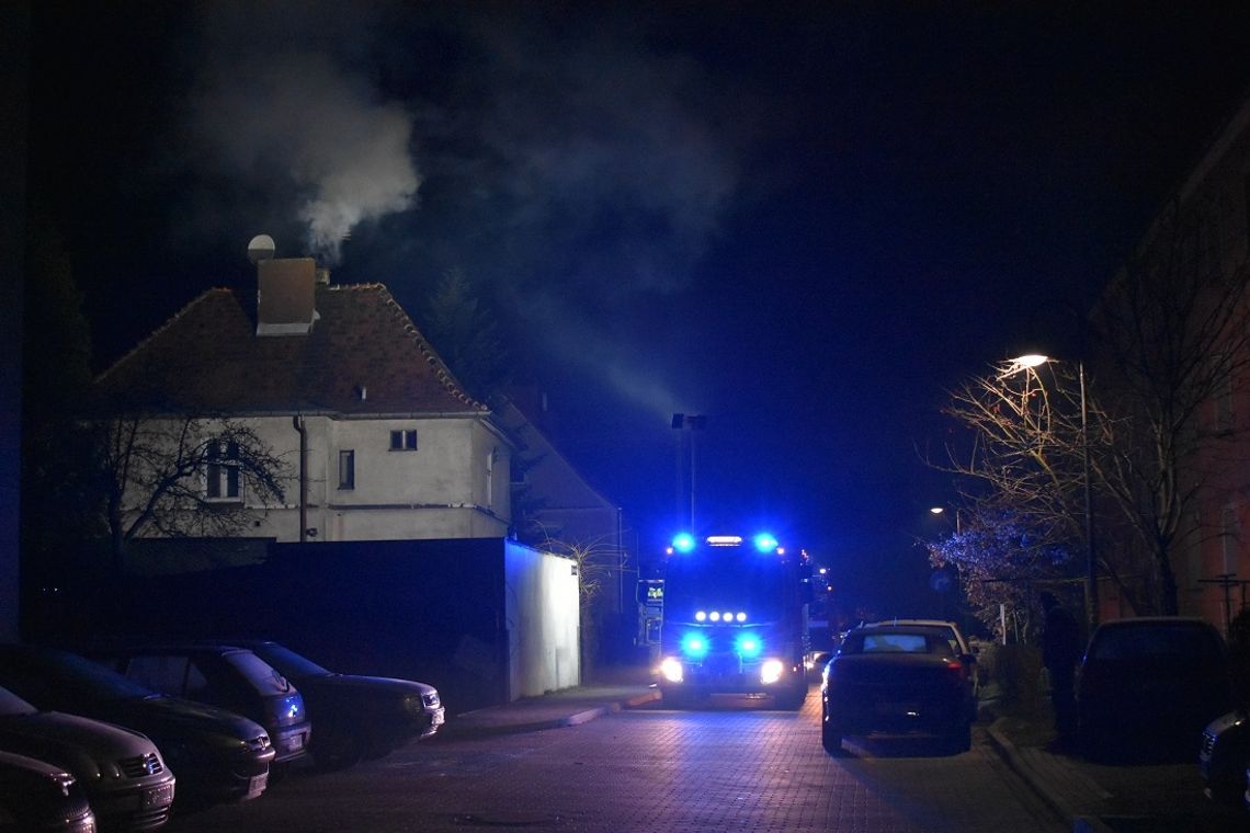 Policjanci patrolujący miasto zauważyli pożar komina. Interwencja służb na Pogorzelcu