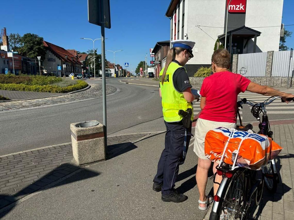 Policjanci rozmawiają z rowerzystami o bezpieczeństwie. Dwa zdarzenia z udziałem jednośladów tylko w ostatnich dniach