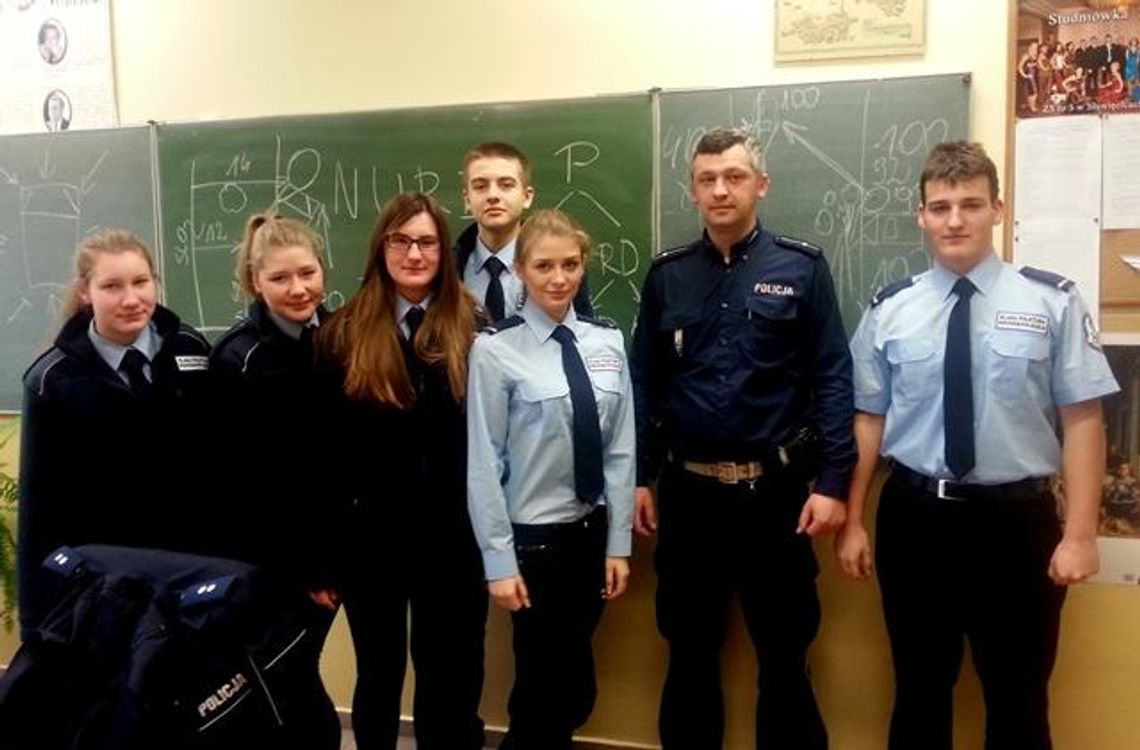 Policjanci rozmawiali z młodzieżą i seniorami