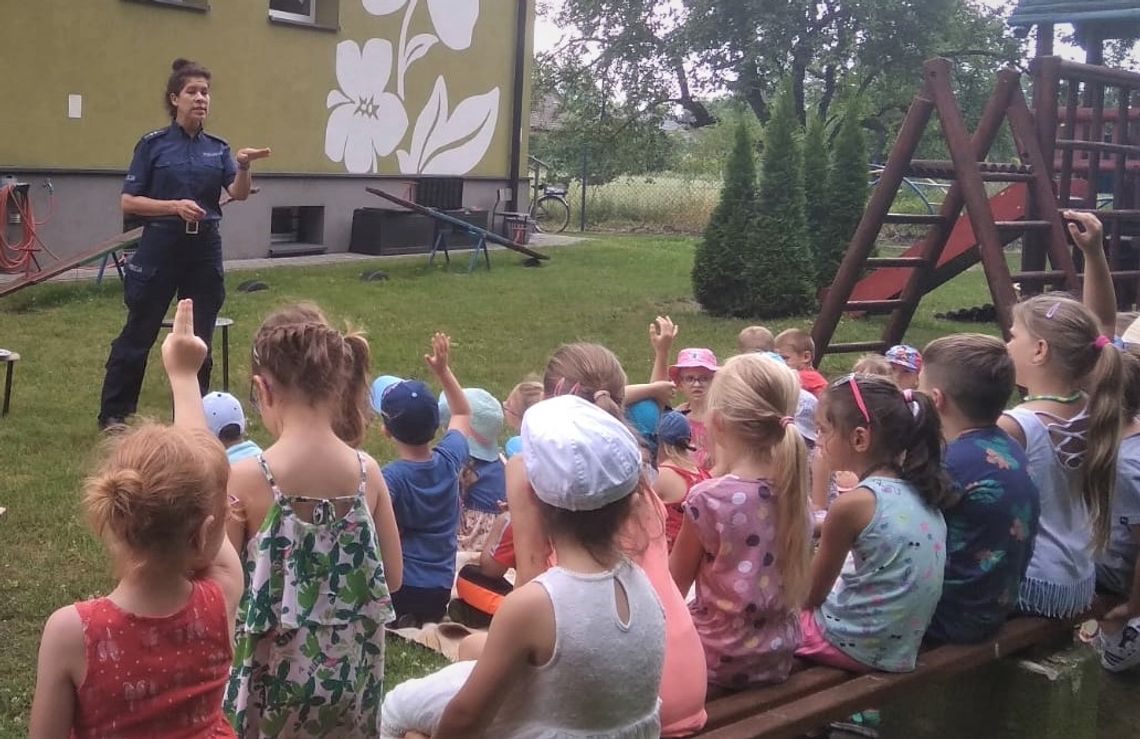 Policjanci rozmawiali z najmłodszymi o bezpieczeństwie podczas wakacji