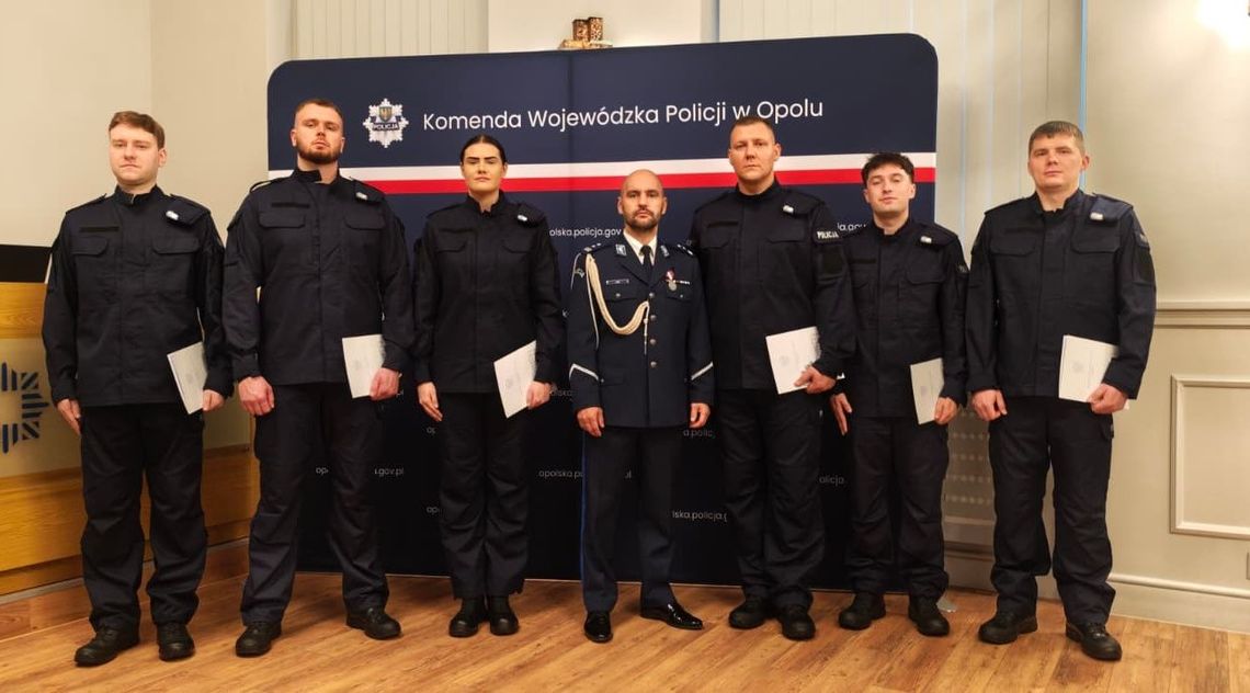 Policjanci ślubowali na sztandar. Sześcioro nowych funkcjonariuszy zasili kędzierzyńską komendę Policjanci ślubowali na sztandar. Sześcioro nowych funkcjonariuszy zasili kędzierzyńską komendę