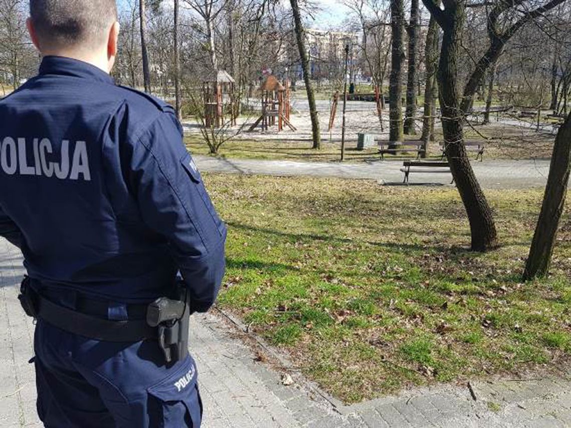 Policjanci sprawdzają osoby na kwarantannie. Monitorują też, co dzieje się na zamkniętych placach i w lokalach