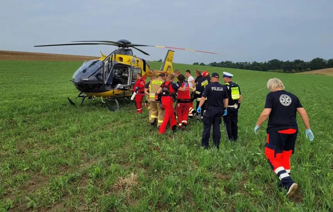 Policjanci szukają świadków poważnego wypadku sprzed 10 dni. Osobówka wjechała w rowerzystę