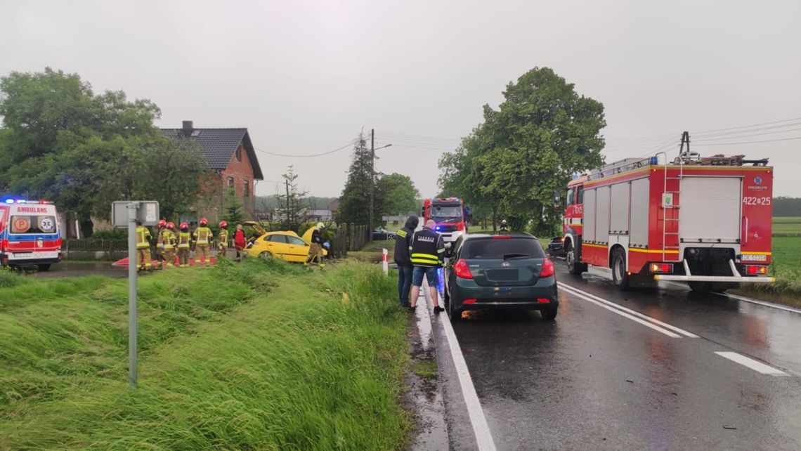 Policjanci szukają świadków tragicznego wypadku na DK 40. Zginęły dwie kobiety podróżujące osobowką