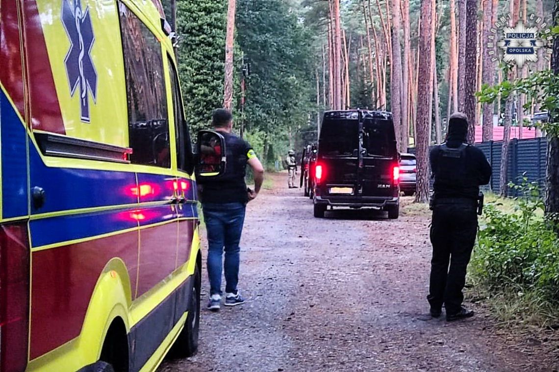 Policjanci uderzyli w mafię śmieciową. Zatrzymano sześć osób, przejęto broń i pieniądze