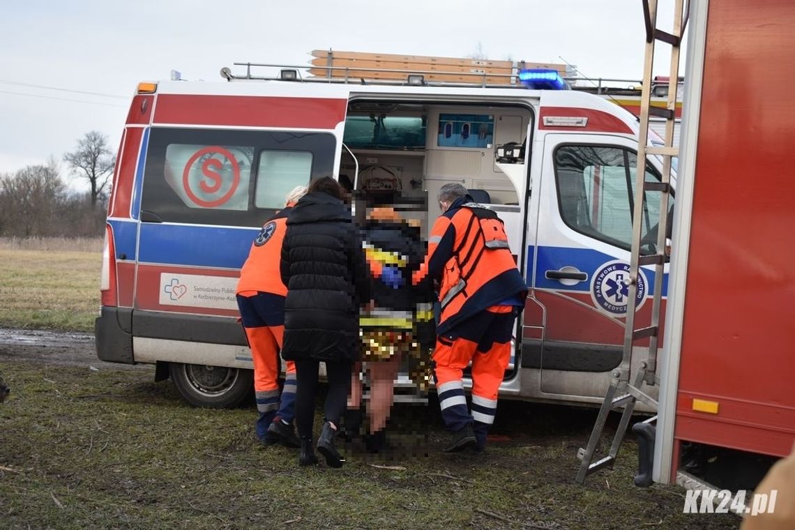 Policjanci uratowali życie kobiety, pod którą załamał się lód. Interwencja służb na wyrobisku w Rogach