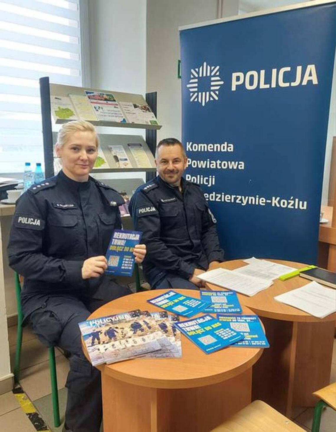 Policjanci w Powiatowym Urzędzie Pracy. Rozmawiali z osobami poszukującymi zatrudnienia o zasadach naboru do służby