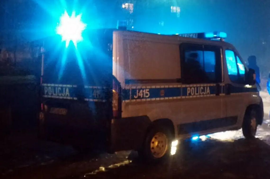 Policjanci z Kędzierzyna-Koźla pierwsi na miejscu pożaru. Ewakuowali z mieszkania dwoje seniorów