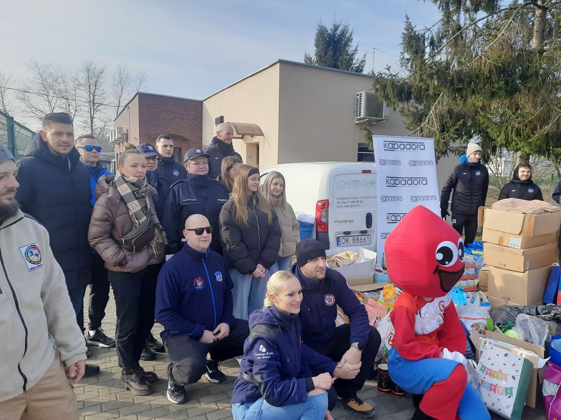 Policjanci z Kędzierzyna-Koźla pomagają schronisku dla bezdomnych zwierząt. Przekazali karmę, koce, legowiska i zabawki