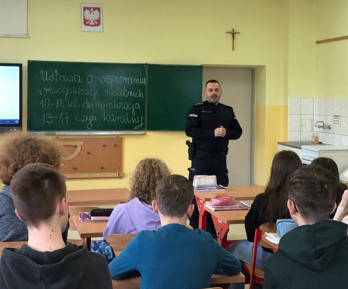 Policjanci z Kędzierzyna-Koźla rozmawiają z uczniami o odpowiedzialności prawnej nieletnich