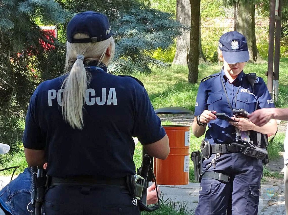 Policjanci zachęcają do wstąpienia w ich szeregi. Cały czas trwa nabór