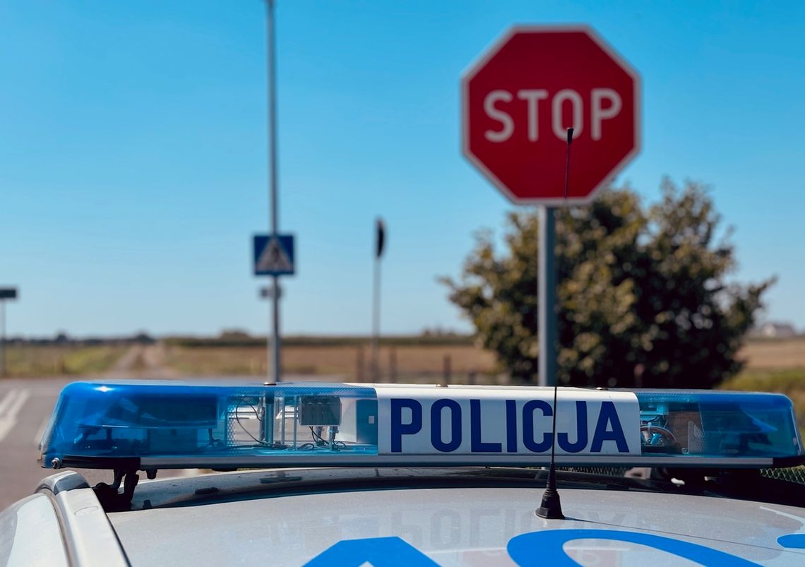 Policjanci zatrzymali dwóch kierowców "na zakazie". Jeden z nich był poszukiwany i miał narkotyki
