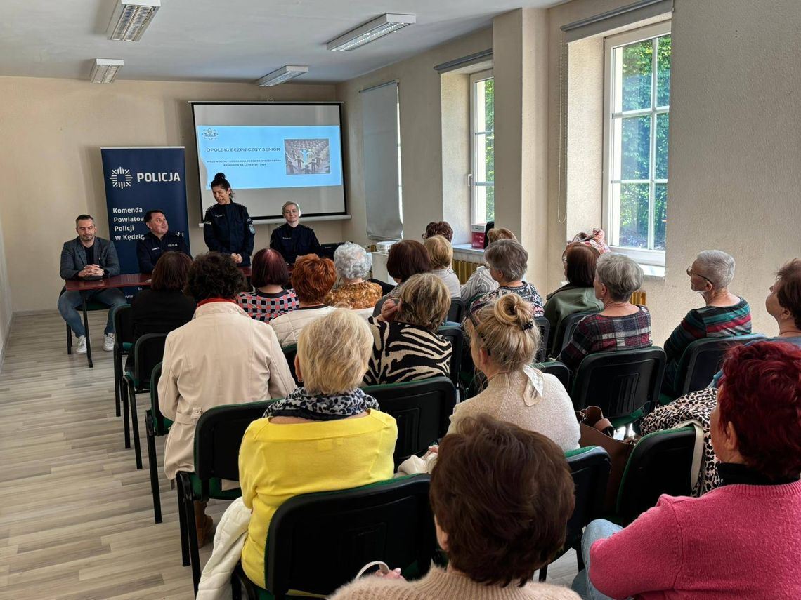 Policjanci zorganizowali debatę z seniorami poświęconą zagrożeniom, jakie niesie ze sobą korzystanie z Internetu