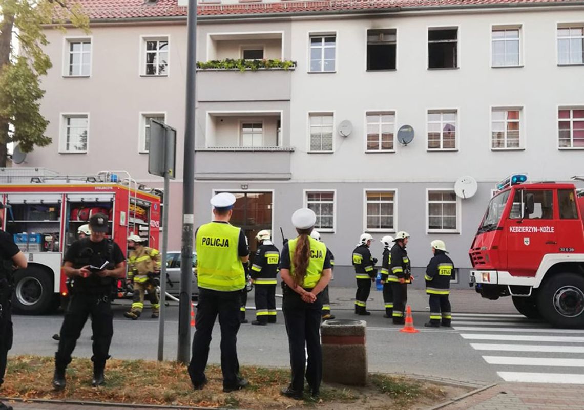 Policjant po służbie ruszył z pomocą mieszkańcom kamienicy, w której doszło do pożaru