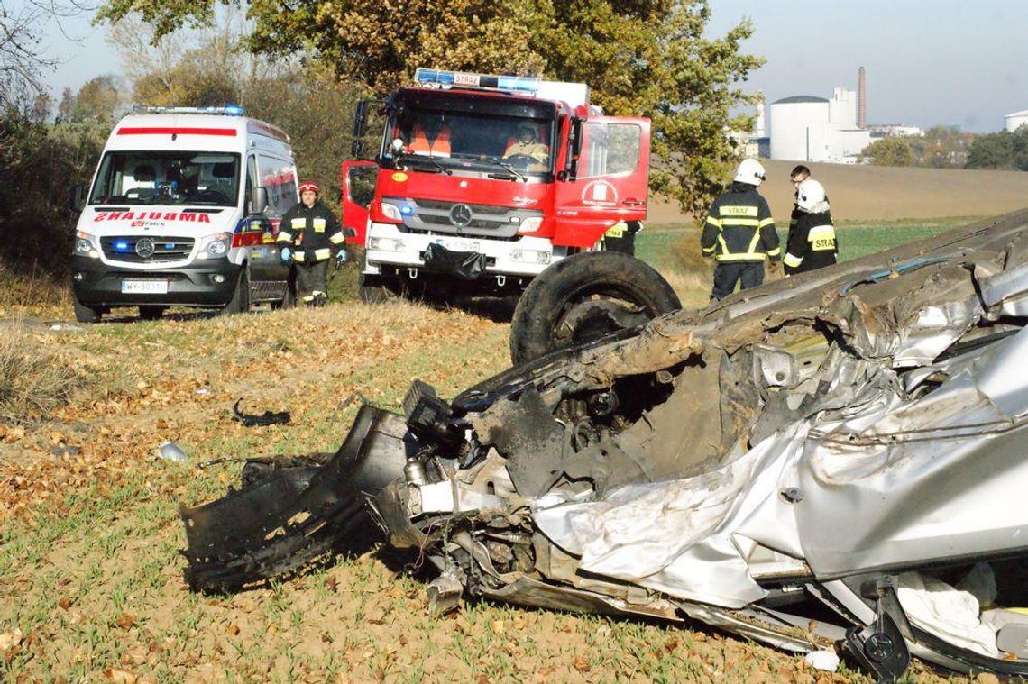 Policyjny pościg za oplem w Polskiej Cerekwi. Auto dachowało na polu. ZDJĘCIA