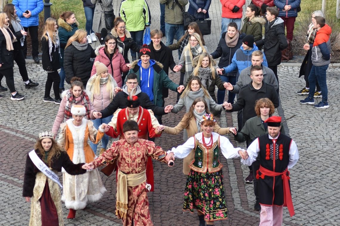 Poloneza czas zacząć! Korowód tegorocznych maturzystów na placu Wolności. ZDJĘCIA