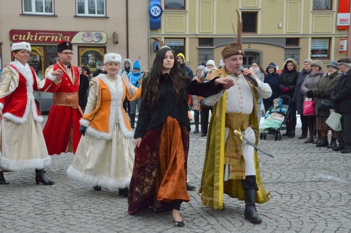 Poloneza czas zacząć! W czwartek maturzyści znów zatańczą na placu Wolności