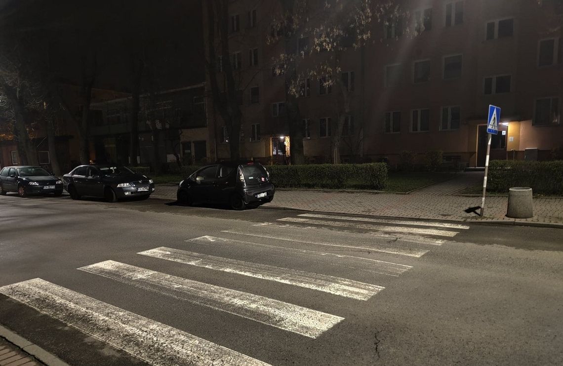 Pomimo parkingu, parkują samochody po drugiej stronie drogi, zasłaniając przejście dla pieszych