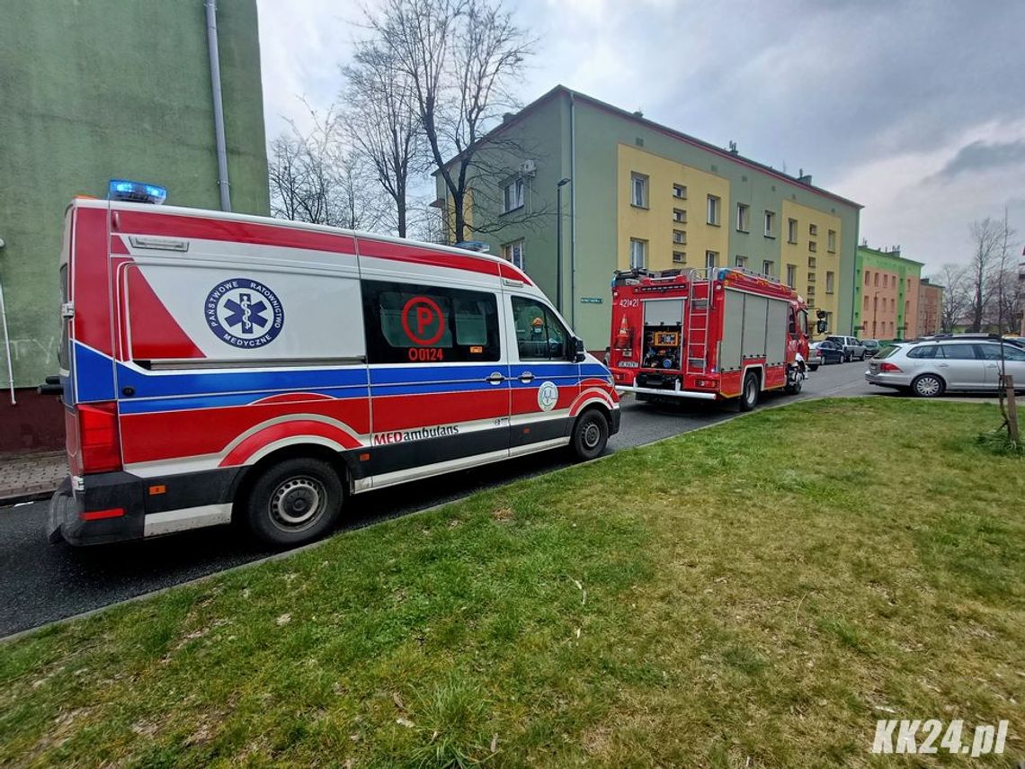 Pomimo walki, nie udało się uratować życia 64-latka. Służby ratunkowe interweniowały przy Koszykowej