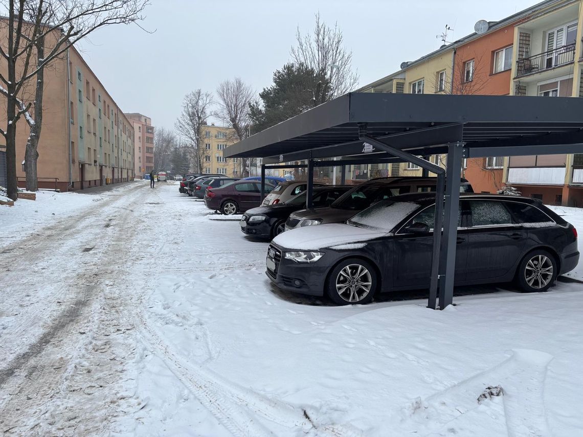 Ponad 100 nowych miejsc parkingowych w Śródmieściu, w tym część pod dachem. Zakończono inwestycję na Dmowskiego