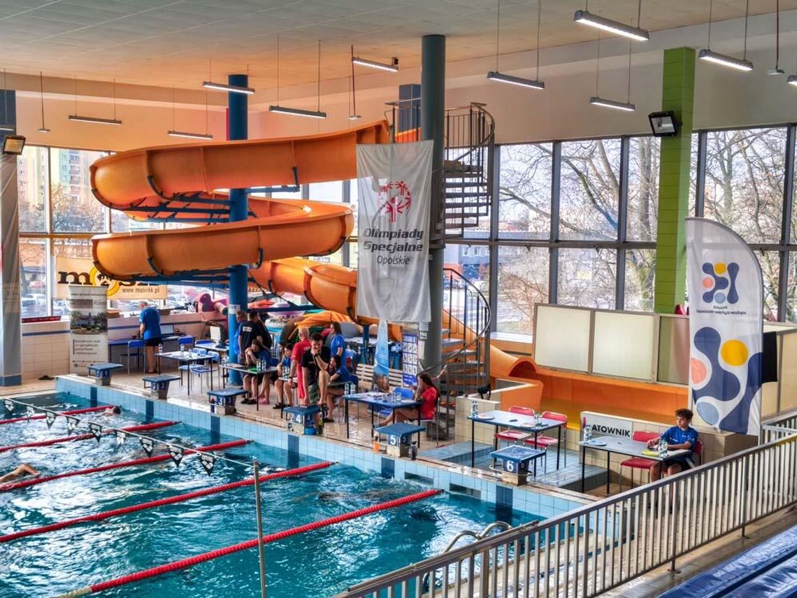 Ponad 1000 kilometrów w wodzie dla uczczenia Jana Pawła II. Wyjątkowa sztafeta w Kędzierzynie-Koźlu