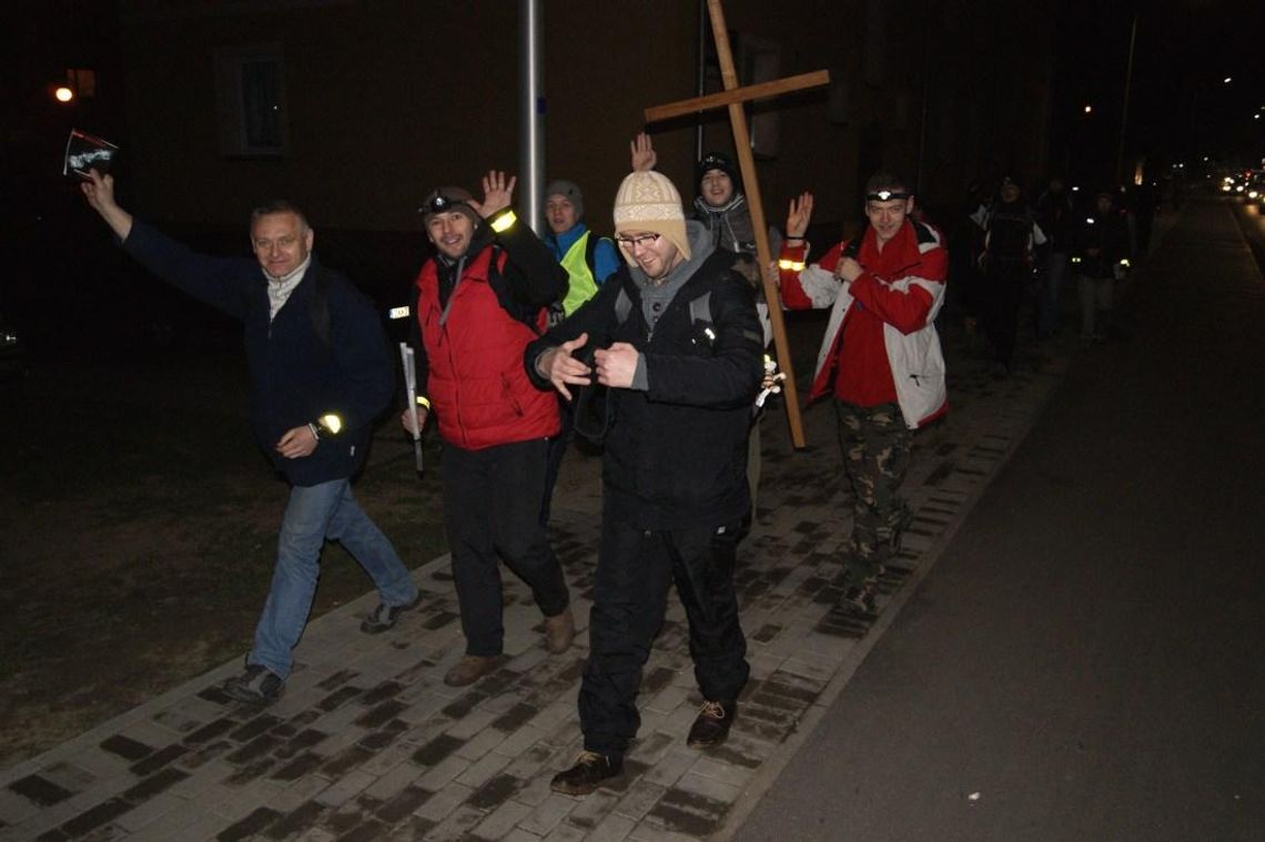 Ponad 130 wiernych wyruszyło z Kędzierzyna-Koźla na Ekstremalną Drogę Krzyżową