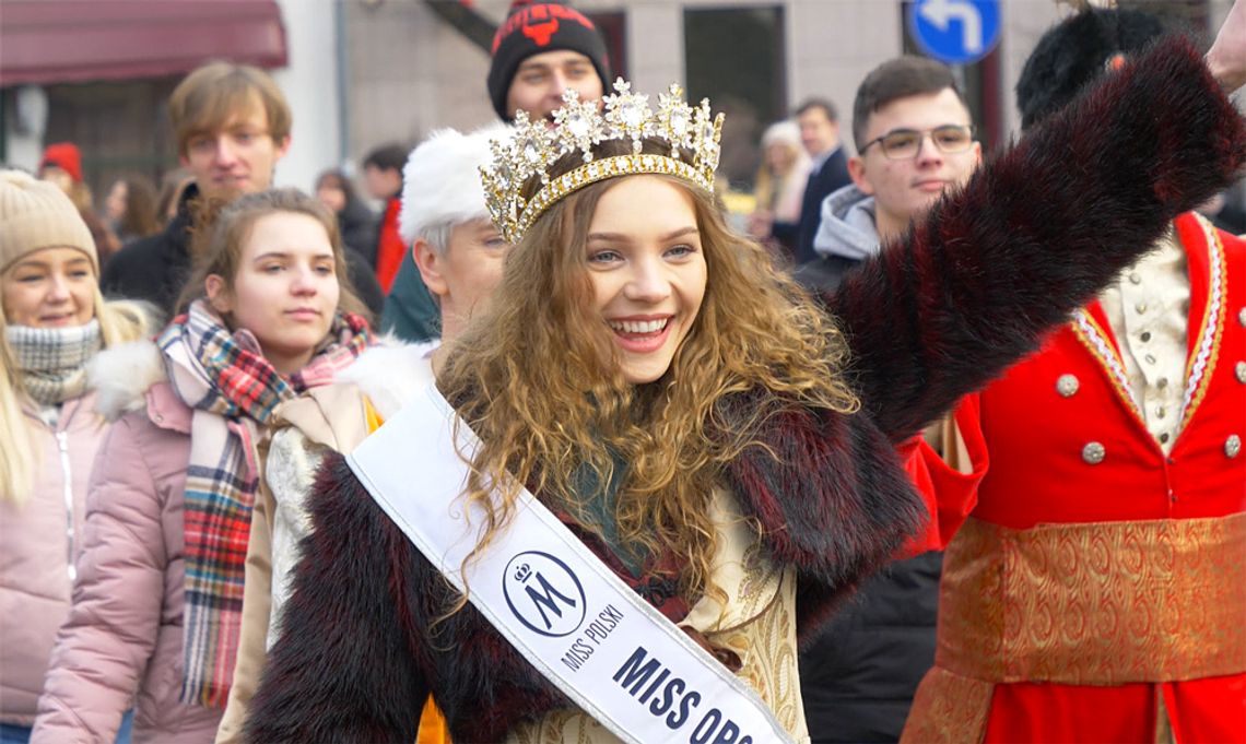 Ponad 200 osób tańczyło na placu Wolności. Polonez maturzystów w Kędzierzynie-Koźlu. WIDEO