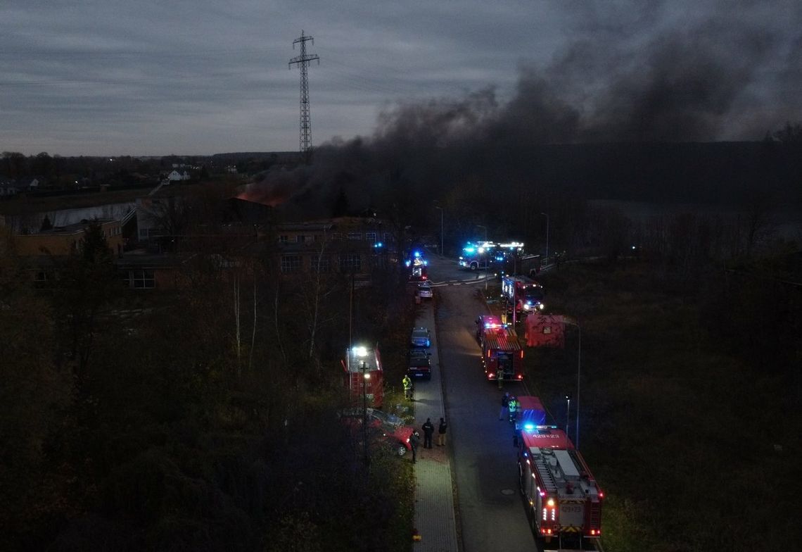 Ponad 30 zastępów straży pożarnej walczy z pożarem hali magazynowej. Działania mogą trwać całą noc