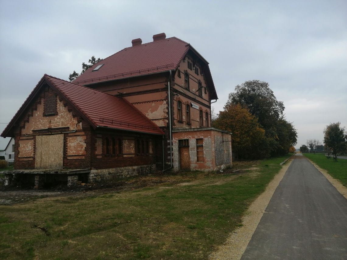 Ponad 5,4 mln zł na rewitalizację zabytkowego dworca w Długomiłowicach. Powstanie Klub Seniora i nowe tereny rekreacyjne