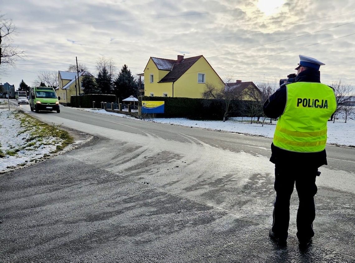 Ponad 90 przekroczeń prędkości i 5 zatrzymanych dowodów. Policyjna akcja na drogach powiatu
